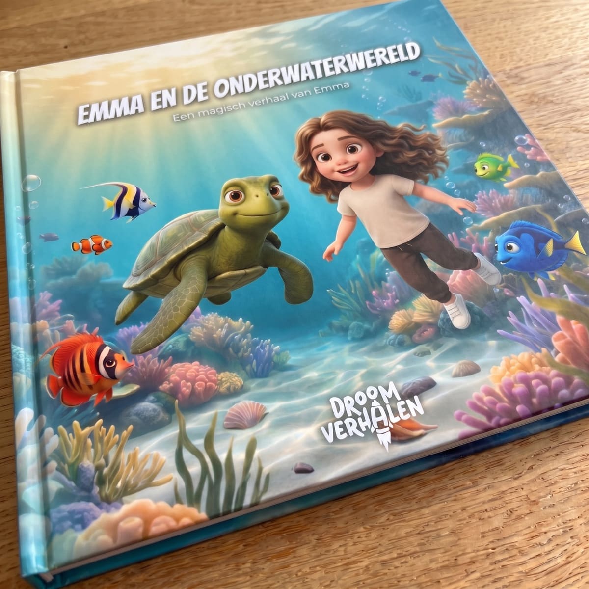 De echte gedrukte hardcover Emma en de Onderwaterwereld, liggend op tafel